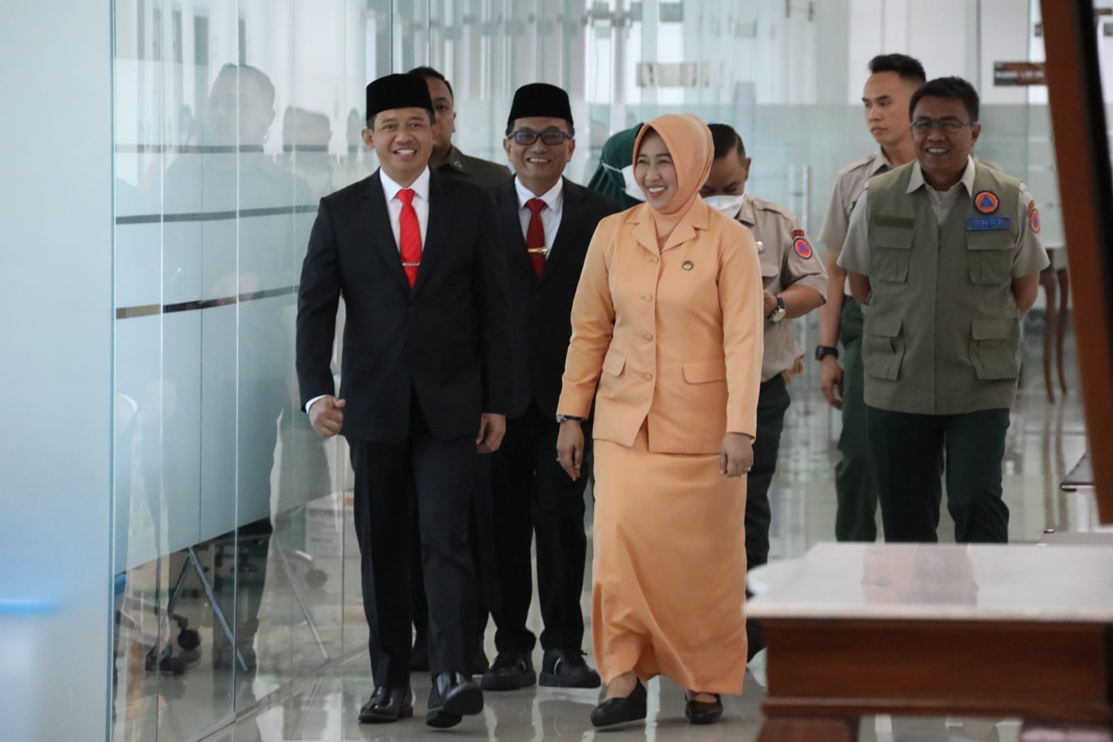 Kepala BNPB Letjen TNI Suharyanto (pertama dari kiri) bersama Ketua DWP BNPB Uke Suharyanto (tengah) tiba di Gedung Graha BNPB untuk melakukan pelantikan Dua Belas Pejabat Administrator di Lingkungan BNPB pada Senin (12/6).